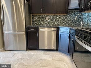 81 Willow Ct in Hamilton Township, NJ - Foto de edificio - Building Photo