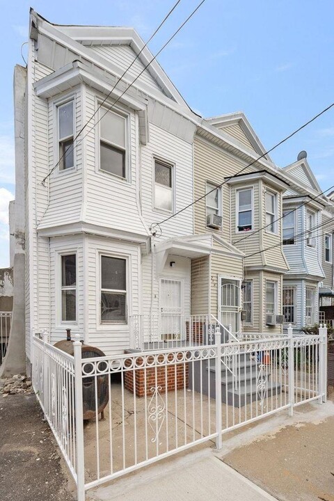 246 Clerk St in Jersey City, NJ - Building Photo