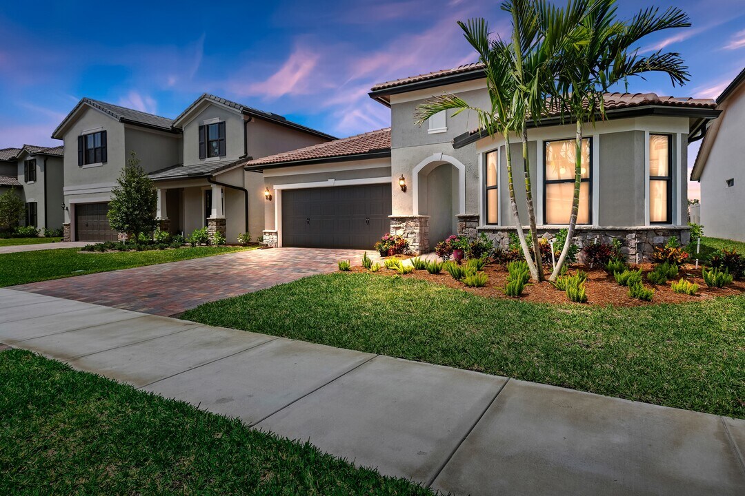 4925 Blistering Way in Greenacres, FL - Building Photo
