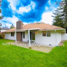 9827 Onyx Dr SW in Tacoma, WA - Foto de edificio - Building Photo