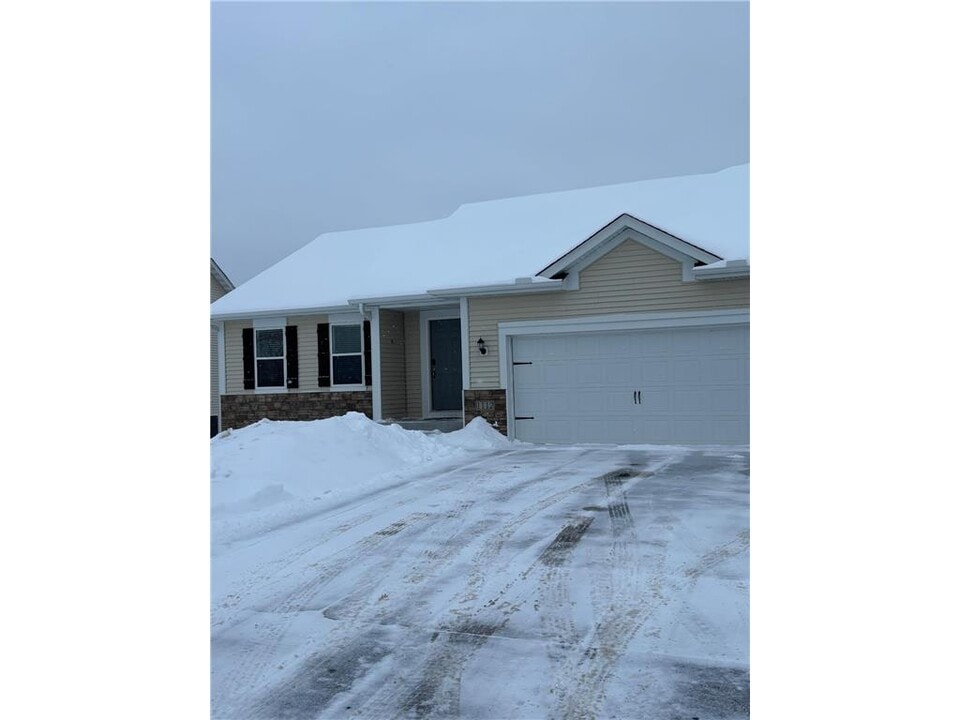 1112 Natalie Ave in Montrose, MN - Building Photo