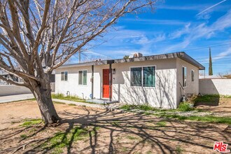 1135 Pillsbury St in Lancaster, CA - Foto de edificio - Building Photo