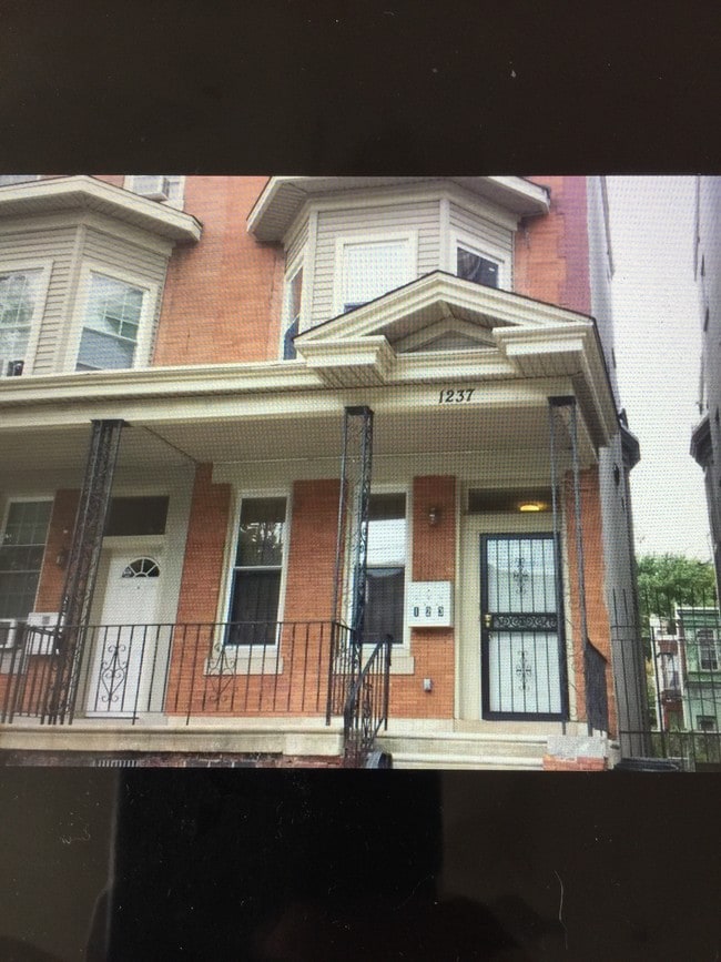 1237 W Allegheny Ave, Unit 1 in Philadelphia, PA - Foto de edificio - Building Photo