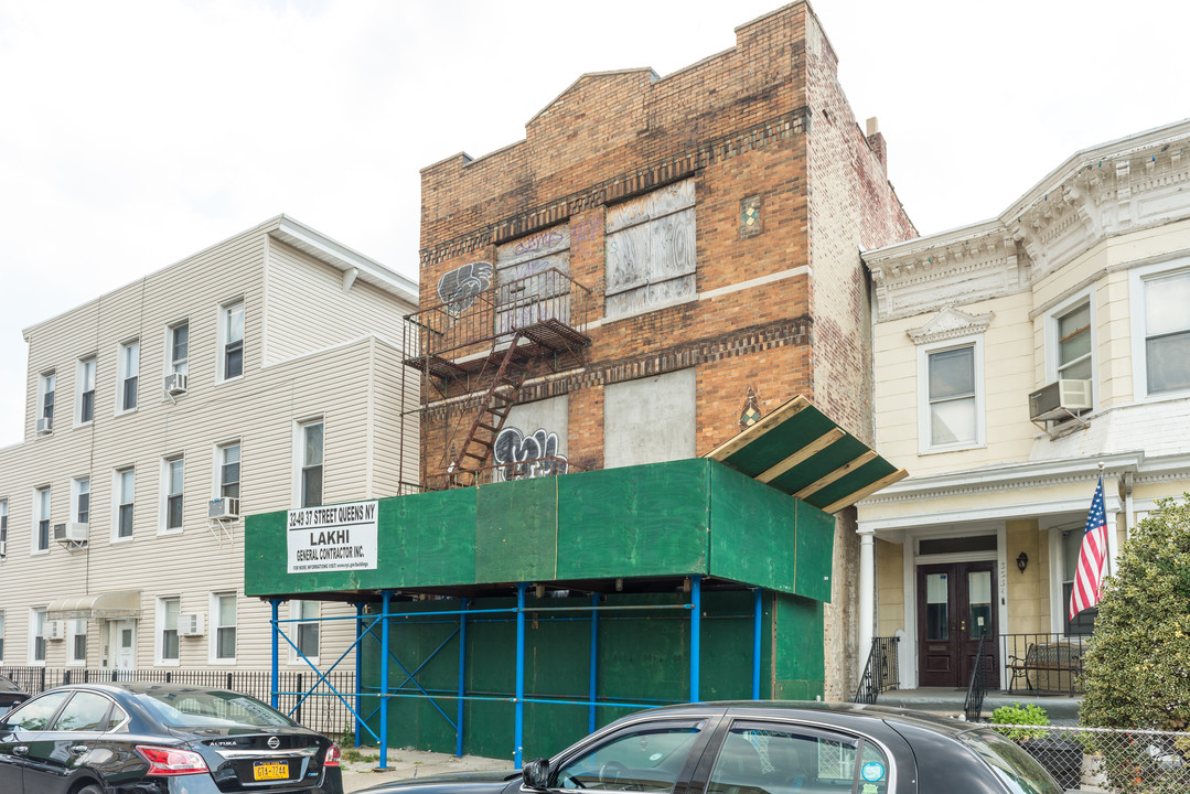 3249 37th St in Astoria, NY - Foto de edificio