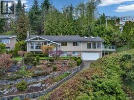 675 St Andrews Rd in West Vancouver, BC - Building Photo