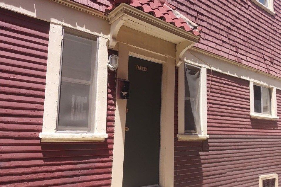 1944 New England St in Los Angeles, CA - Building Photo