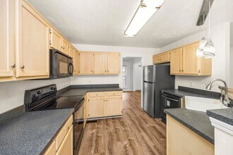 7028 Sugarplum Rd in Nashville, TN - Foto de edificio - Building Photo