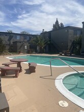 Summer View Apartment Homes in Panorama City, CA - Foto de edificio - Building Photo