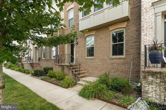 1729 Cottonwood Grove Rd in Dumfries, VA - Foto de edificio - Building Photo