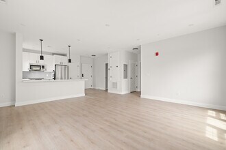 103 Cottage St, Unit 406 in Lynn, MA - Building Photo - Building Photo