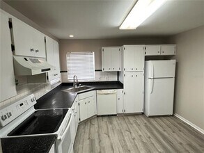 8108 Tom Sawyer Dr in Tampa, FL - Building Photo - Building Photo