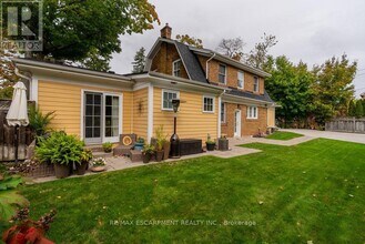 2080 Caroline St in Burlington, ON - Building Photo - Building Photo