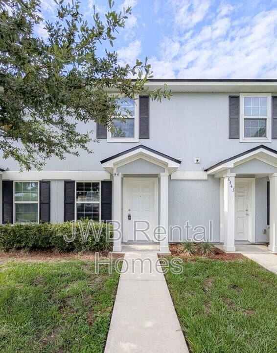 8445 McGirts Village Ln in Jacksonville, FL - Building Photo