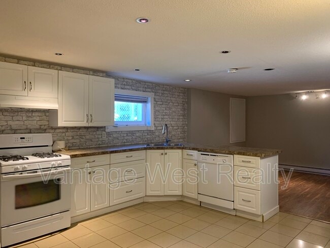 804 Leon Ave in Kelowna, BC - Building Photo - Building Photo