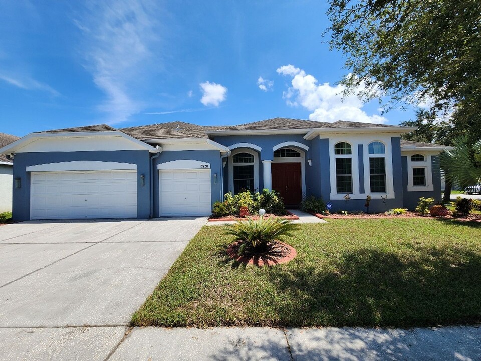 2528 Yukon Cliff Dr in Ruskin, FL - Foto de edificio