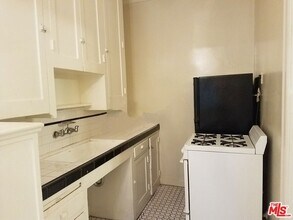 649 N Rossmore Ave, Unit 202 in Los Angeles, CA - Building Photo - Building Photo