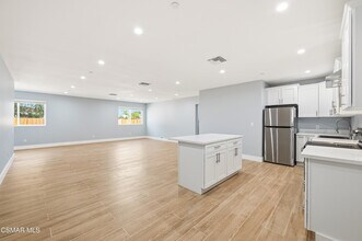 13100 Filmore St in Los Angeles, CA - Building Photo - Building Photo