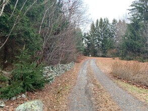 120 Looking Glass Hill Rd in Morris, CT - Foto de edificio - Building Photo