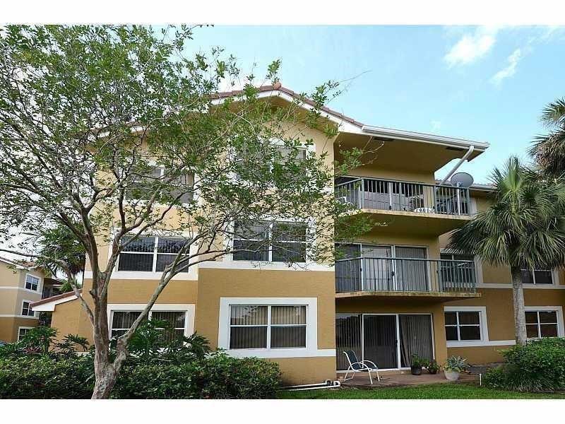 8821 Wiles Rd in Coral Springs, FL - Building Photo