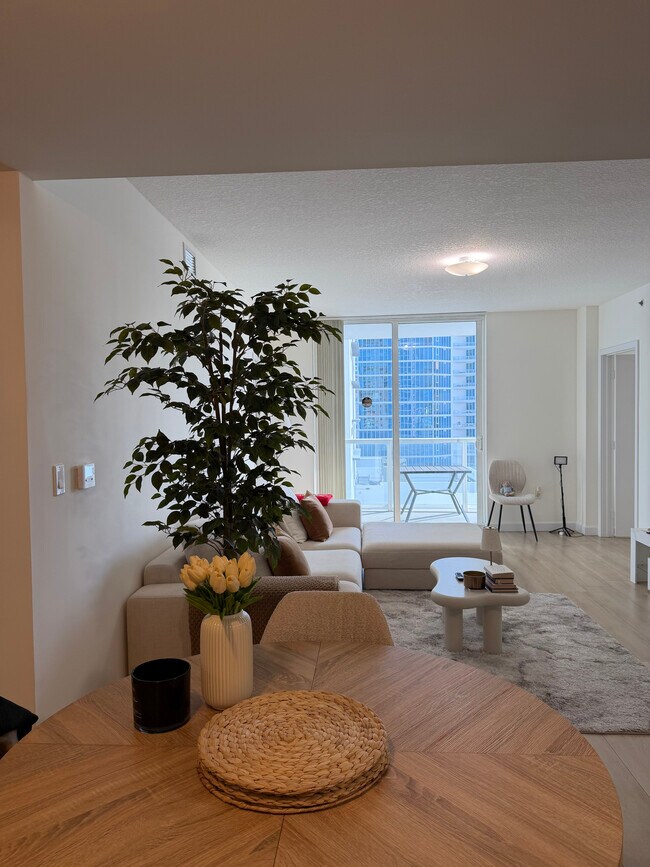 615 NE 25th St, Unit B1 in Miami, FL - Foto de edificio - Building Photo