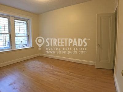1810 Commonwealth Ave in Boston, MA - Building Photo - Building Photo