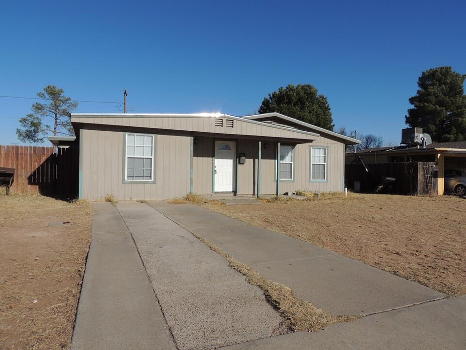 401 E 43rd St in Odessa, TX - Building Photo