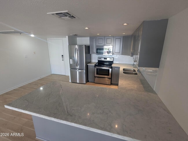 7910 E Camelback Rd in Scottsdale, AZ - Building Photo - Building Photo