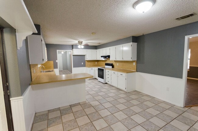 122 Loch Lomond Rd in San Angelo, TX - Building Photo - Building Photo