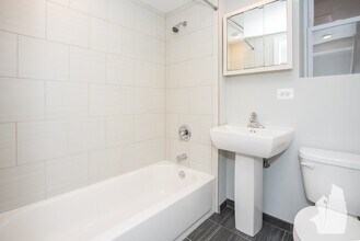 2326 N Southport Ave, Unit 2F in Chicago, IL - Building Photo - Building Photo