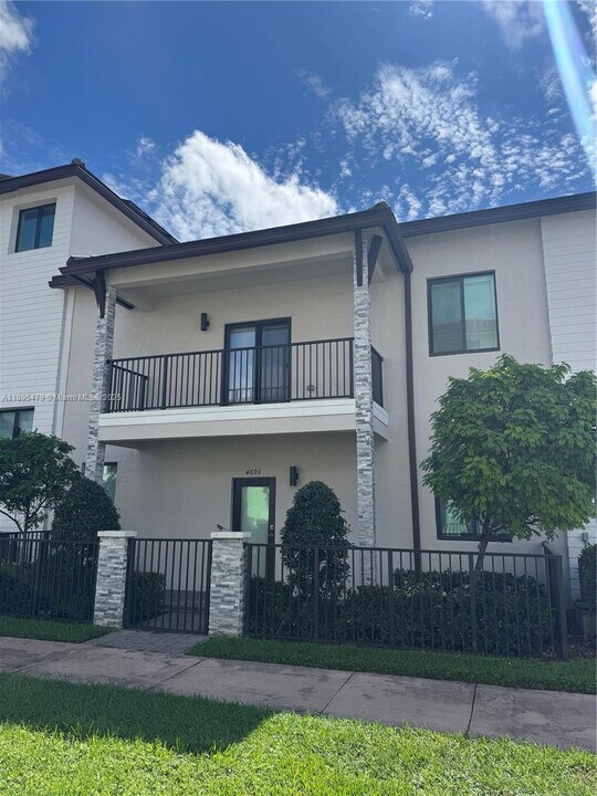 4693 NW 83rd Pl in Doral, FL - Building Photo