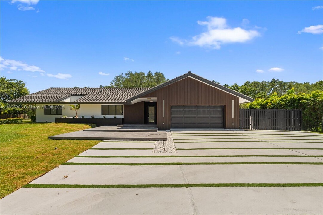 5020 Hawkhurst Ave in Southwest Ranches, FL - Building Photo