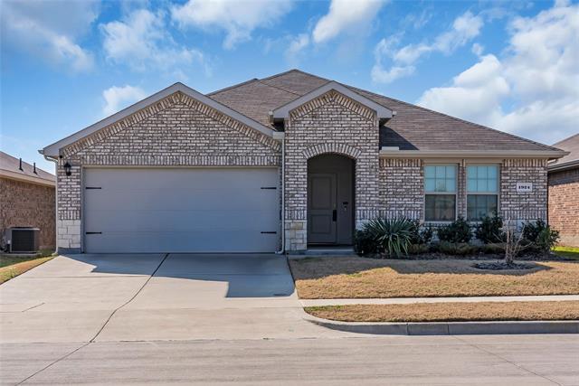 1924 Willow Crk Rd in Lancaster, TX - Building Photo