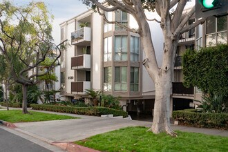 8530 Holloway Dr in West Hollywood, CA - Building Photo - Building Photo