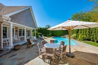 32 W Neck Cir in Southampton, NY - Foto de edificio - Building Photo