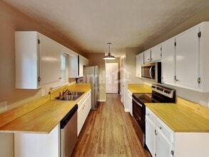 7827 Rainey Dr in Antioch, TN - Foto de edificio - Building Photo