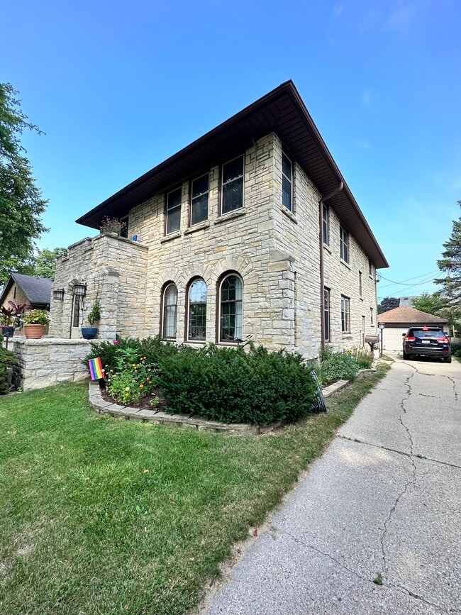 3508 S Pine Ave, Unit Upper in Milwaukee, WI - Foto de edificio - Building Photo