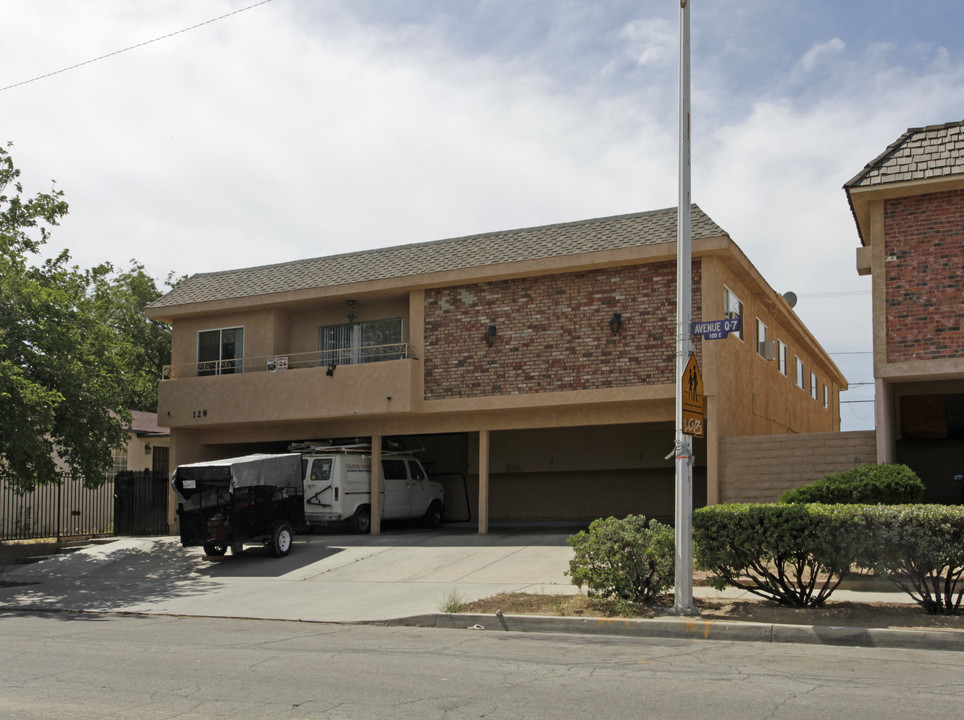 128 E Avenue Q7 in Palmdale, CA - Building Photo