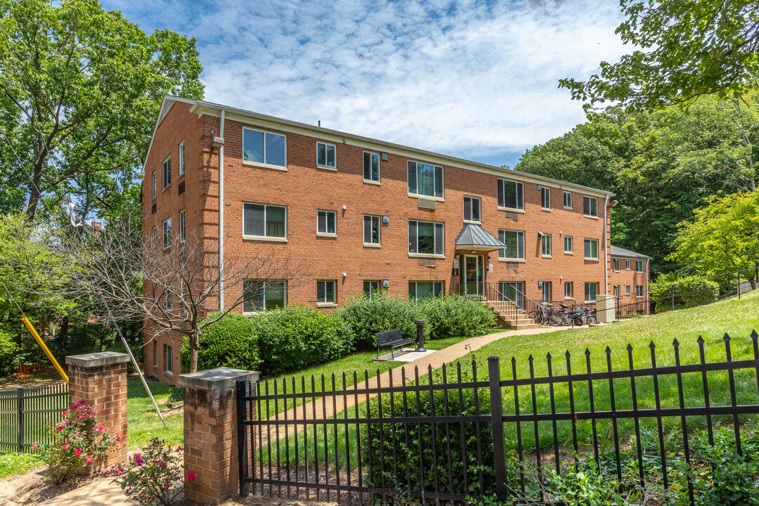 Columbia Grove Apartments in Arlington, VA - Building Photo