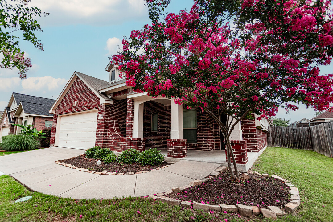 1313 Concho Trail in Mansfield, TX - Foto de edificio