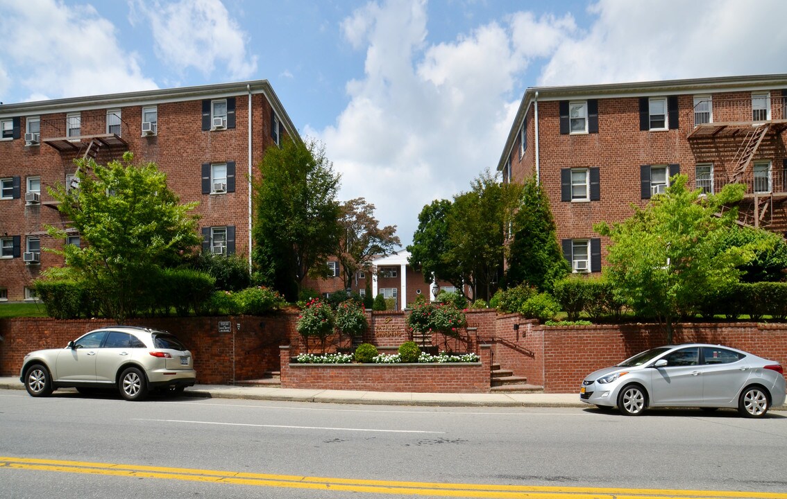 Patricia Apartments in Larchmont, NY - Foto de edificio