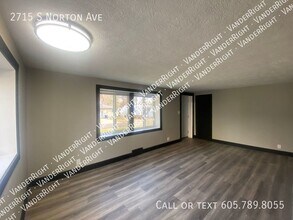2715 S Norton Ave in Sioux Falls, SD - Building Photo - Building Photo