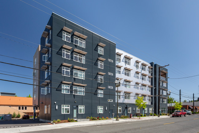 13 West Apartments in Vancouver, WA - Building Photo - Building Photo