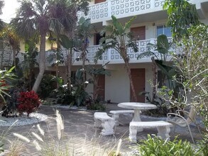 102 S Peninsula Dr in Daytona Beach, FL - Foto de edificio - Building Photo