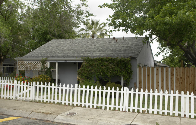 134 West Blvd in Pittsburg, CA - Foto de edificio - Building Photo