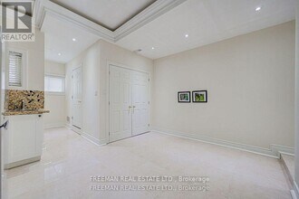 916 Manning Ave in Toronto, ON - Building Photo - Building Photo
