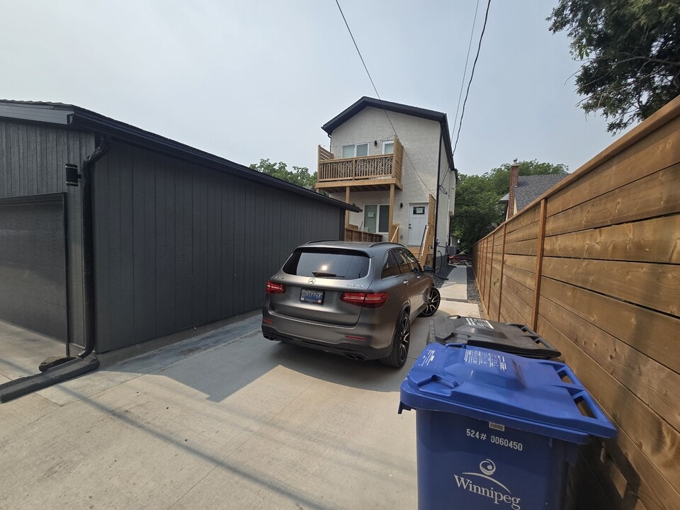 504 Beaverbrook St in Winnipeg, MB - Building Photo