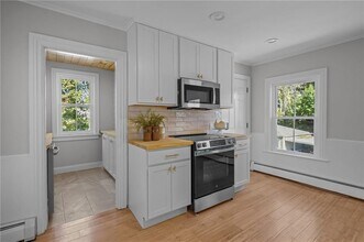 243 Maple Ave in Barrington, RI - Building Photo - Building Photo