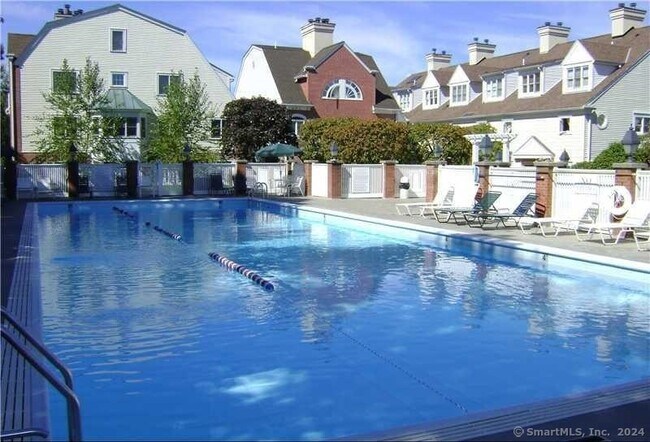 51 Forest Ave in Greenwich, CT - Building Photo - Building Photo
