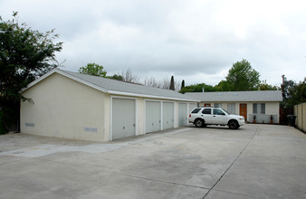 2615 Santa Ana Ave in Costa Mesa, CA - Building Photo - Building Photo