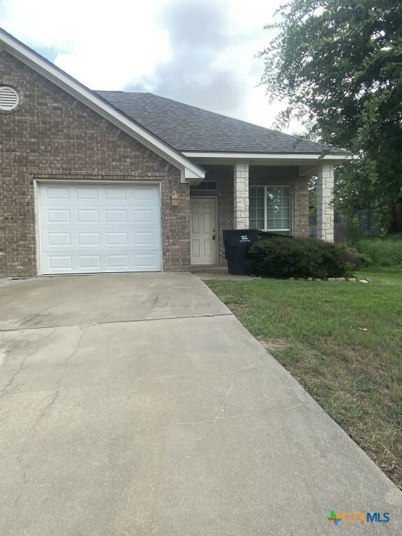 property at 816 Twin Oaks Dr